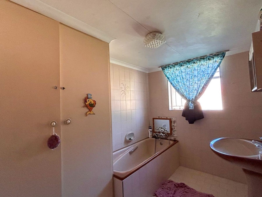 3 Bedroom Property for Sale in Kannoniers Park North West